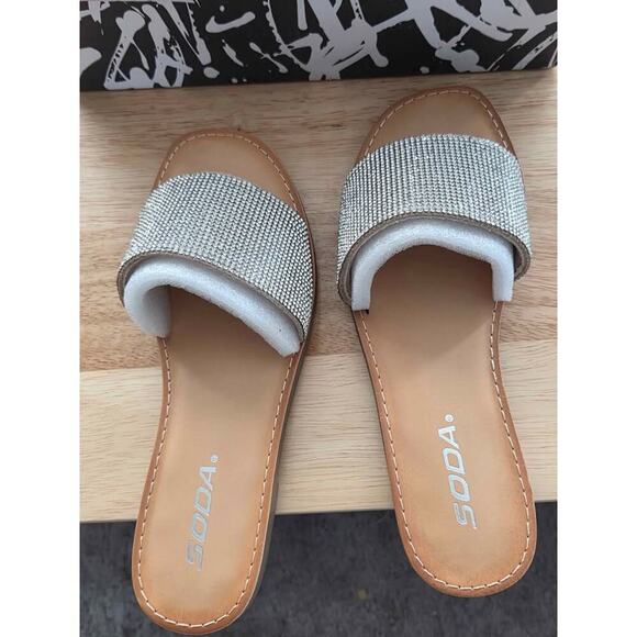 SODA Silver Slide On Sandals..NWT   6.5 - Picture 4 of 4